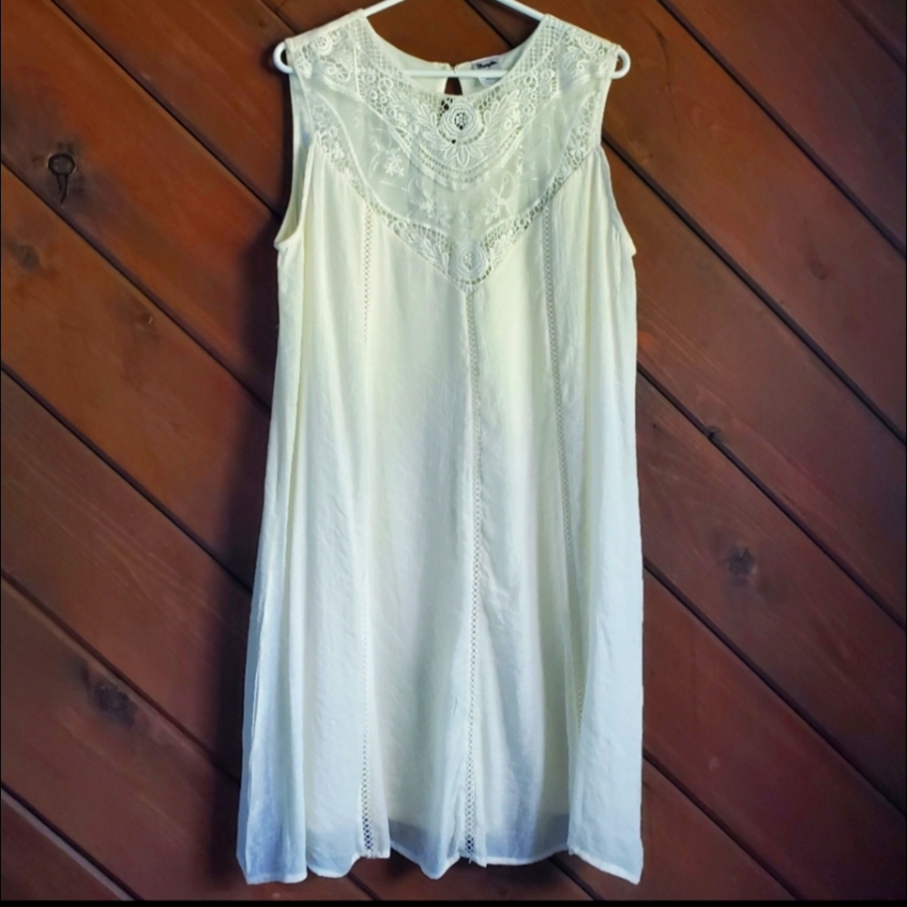 Wrangler Cream-colored relaxed fit dress.